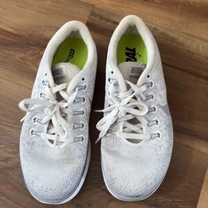 Nike white size 7 free rn distance